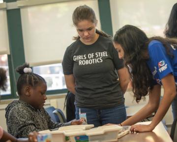 pitt students lead a steam saturdays session